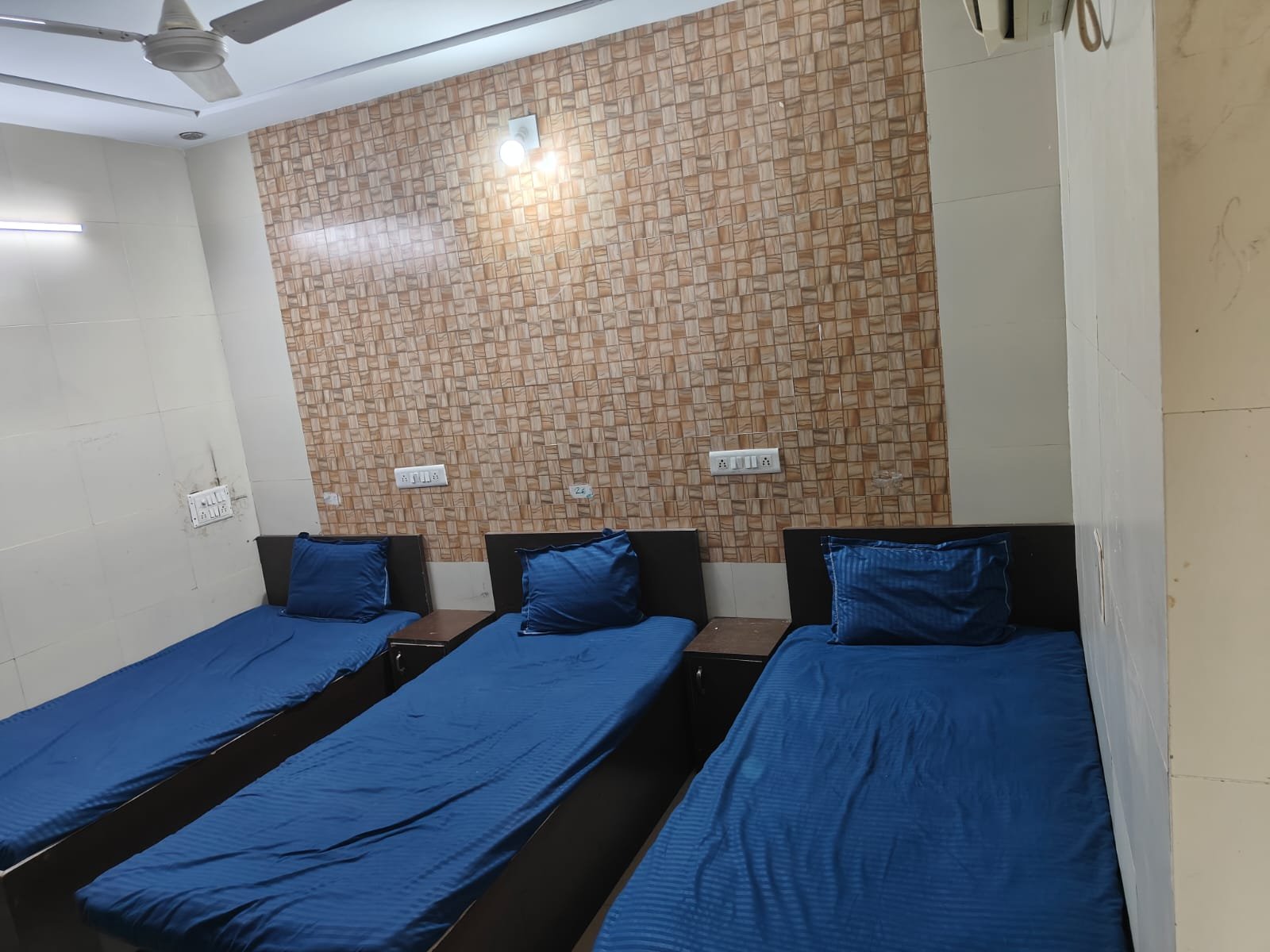 New Royal Girl's Hostel and PG photo 2