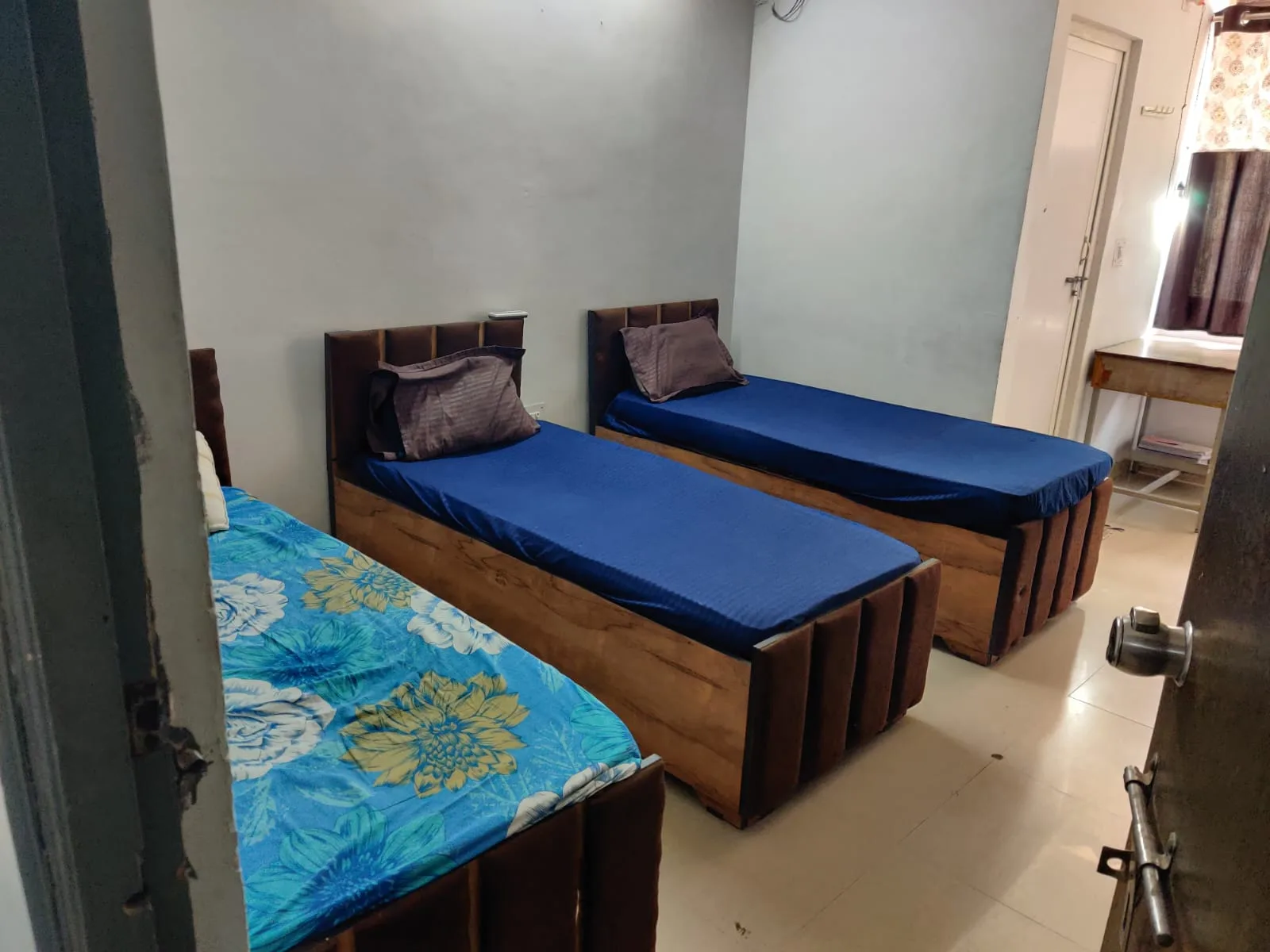 Royal Town Hostel and PG thumbnail 12