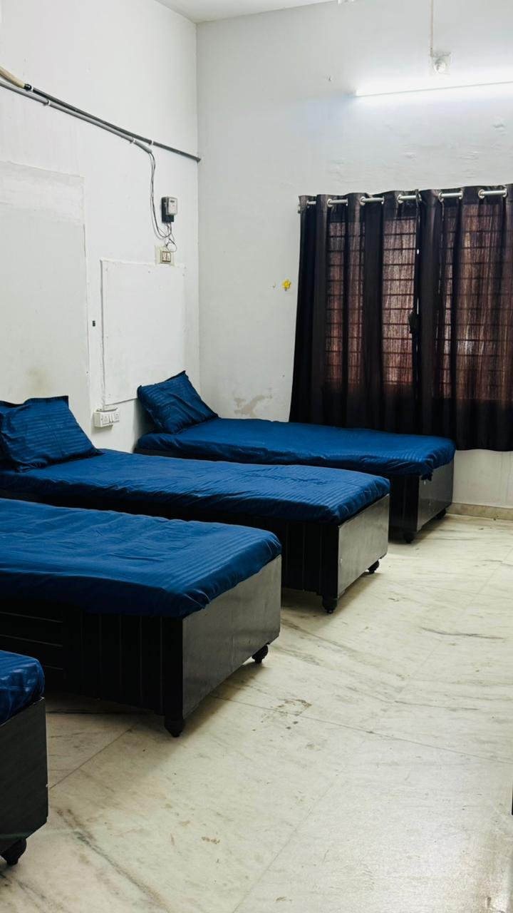 Menflix Boys PG by The Lavish Living - Nehrunagar photo 4