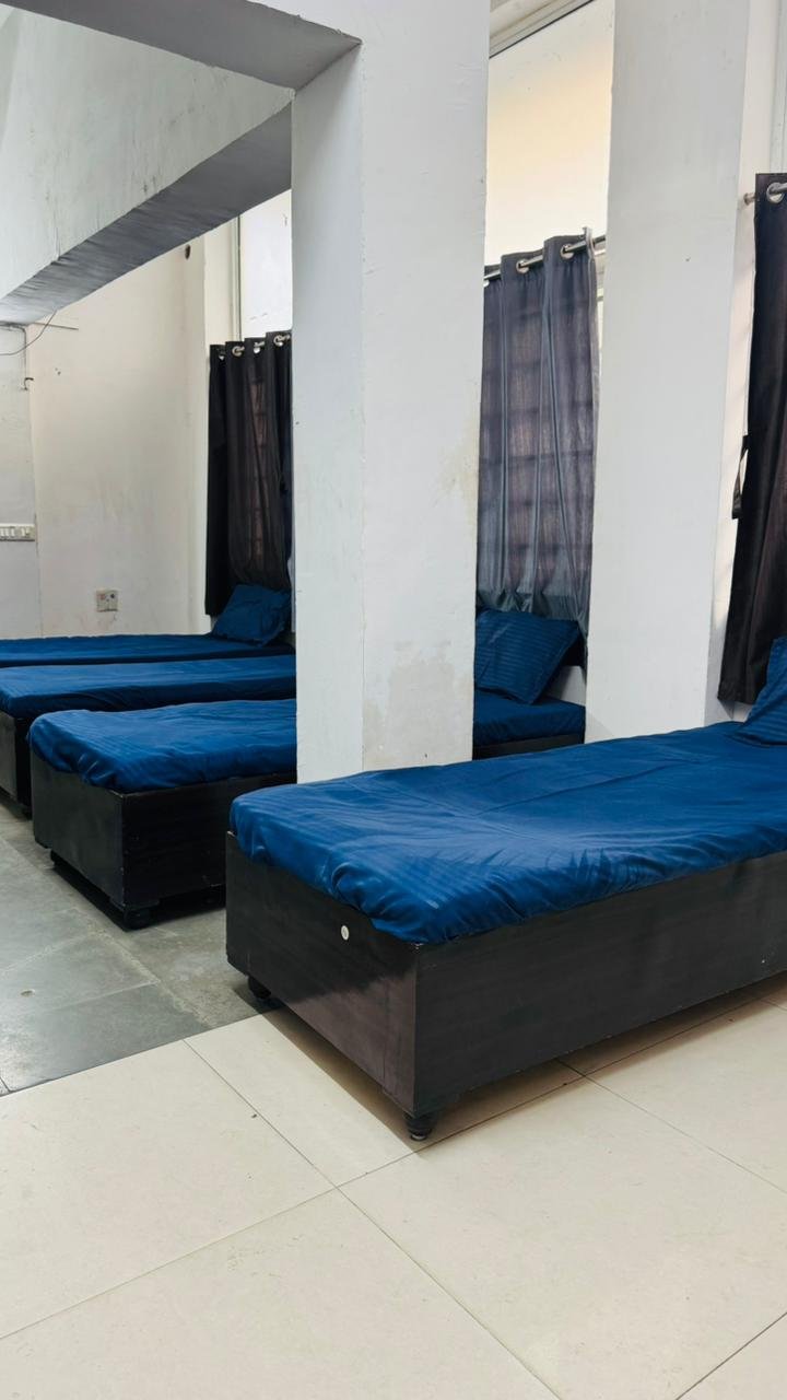 Menflix Boys PG by The Lavish Living - Nehrunagar photo 6